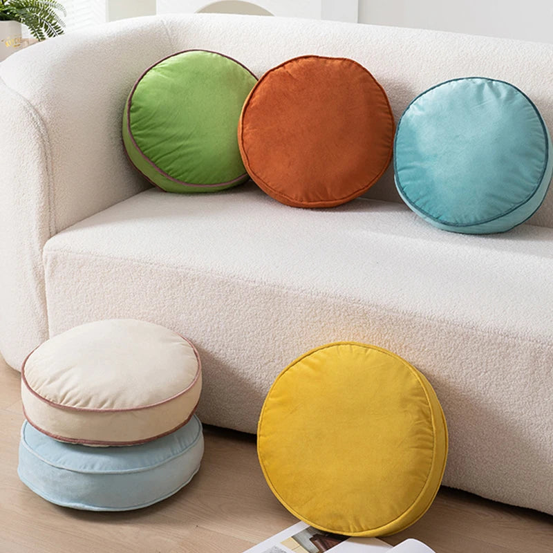 Coussin noir rond velours sur fauteuil design