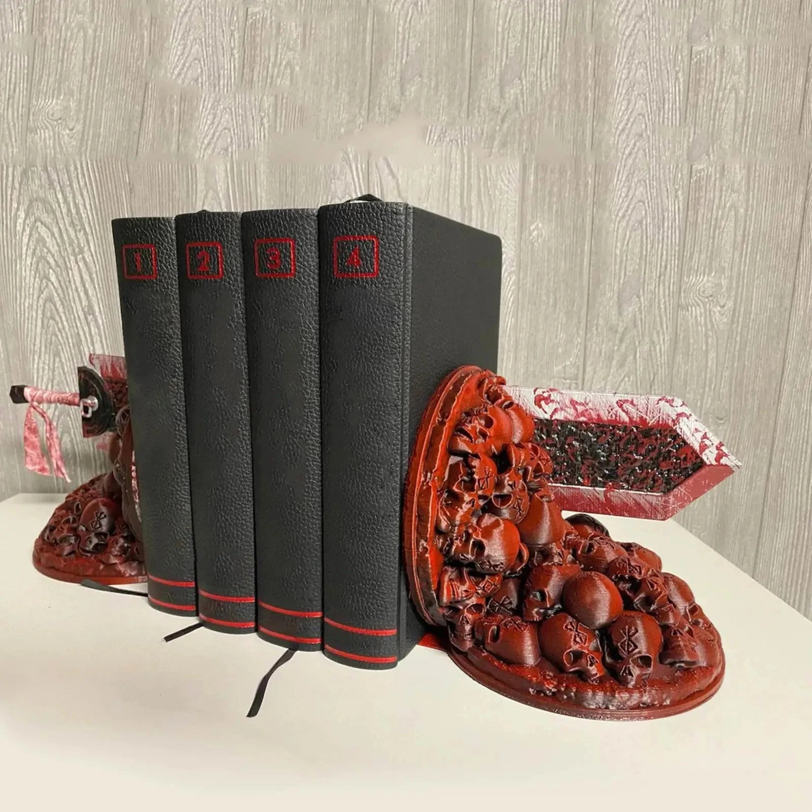 Serre-livres Berserk utilisé comme décoration de bureau