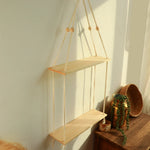 Détail des cordes en coton et du bois de pin de l'étagère