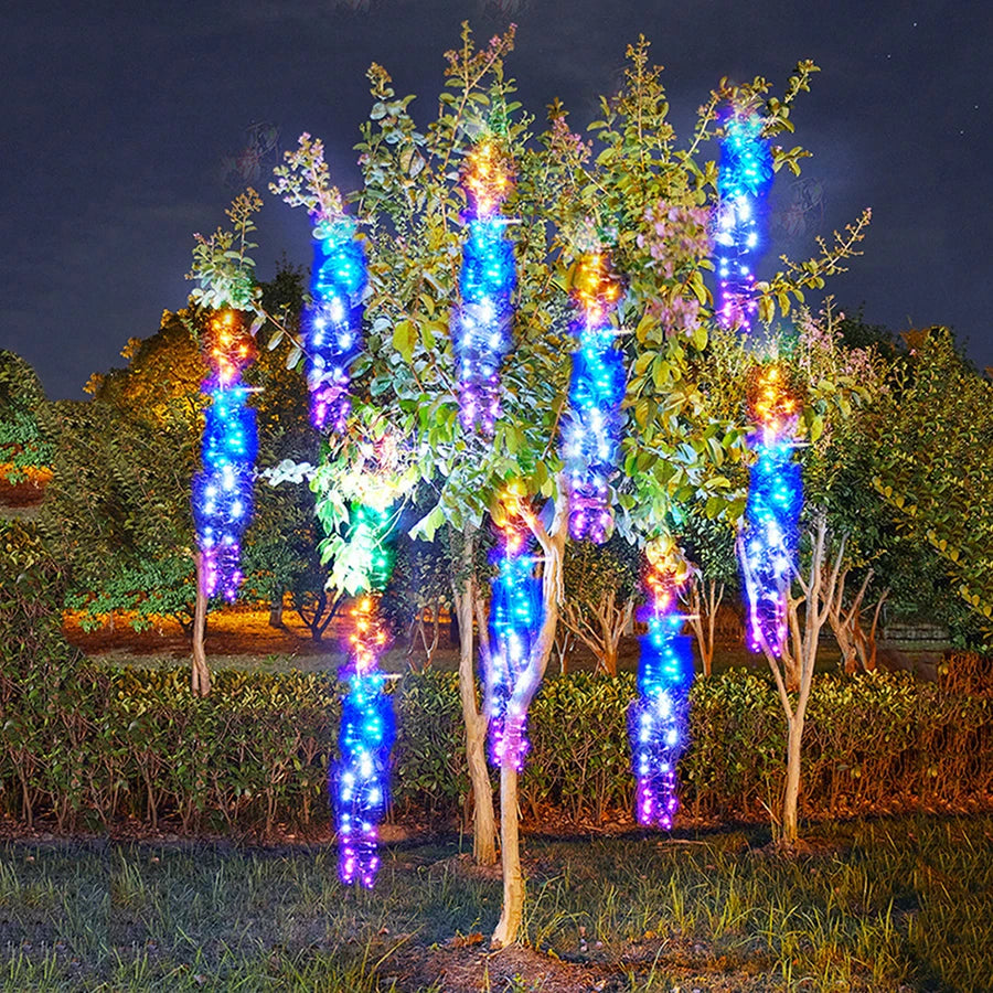 Effet de lumière pluie d'étoiles sur un arbre décoré pour les fêtes