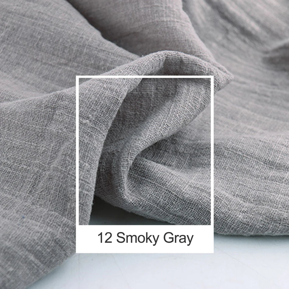 Un tissu texturé de couleur grise aux nuances fumées.