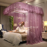 Une chambre luxueuse avec un grand lit à baldaquin rose dans une ambiance chaleureuse et féminine.