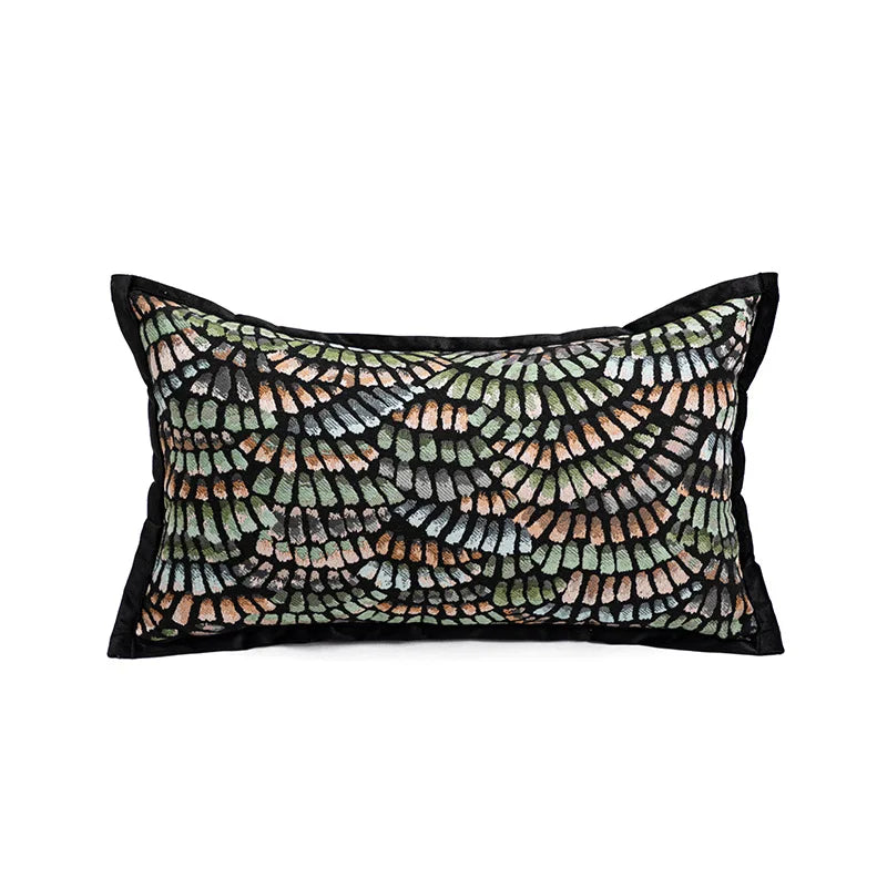 Coussin décoratif rectangulaire avec un motif abstrait ornemental de formes ondulées et colorées.