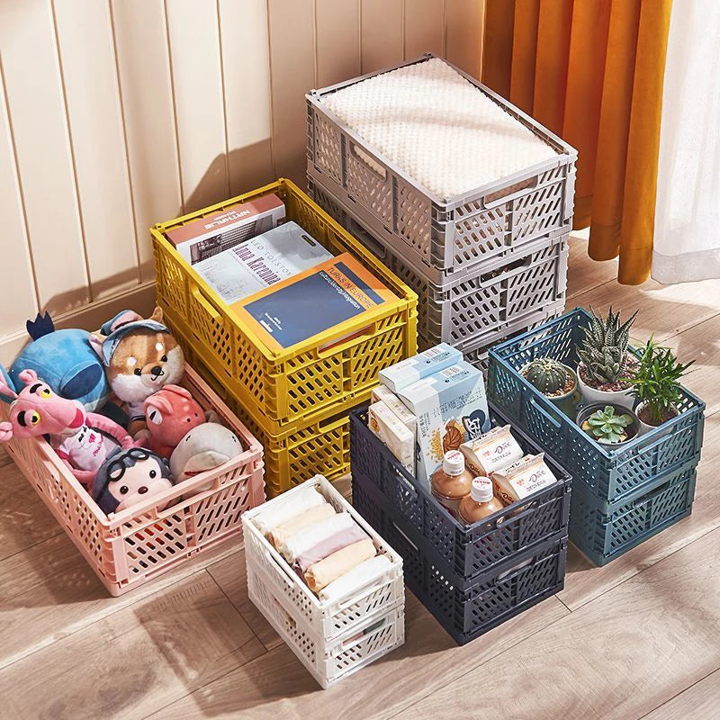 Paniers de rangement blancs dans une salle de bain pour produits divers
