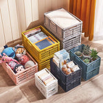Paniers de rangement blancs dans une salle de bain pour produits divers