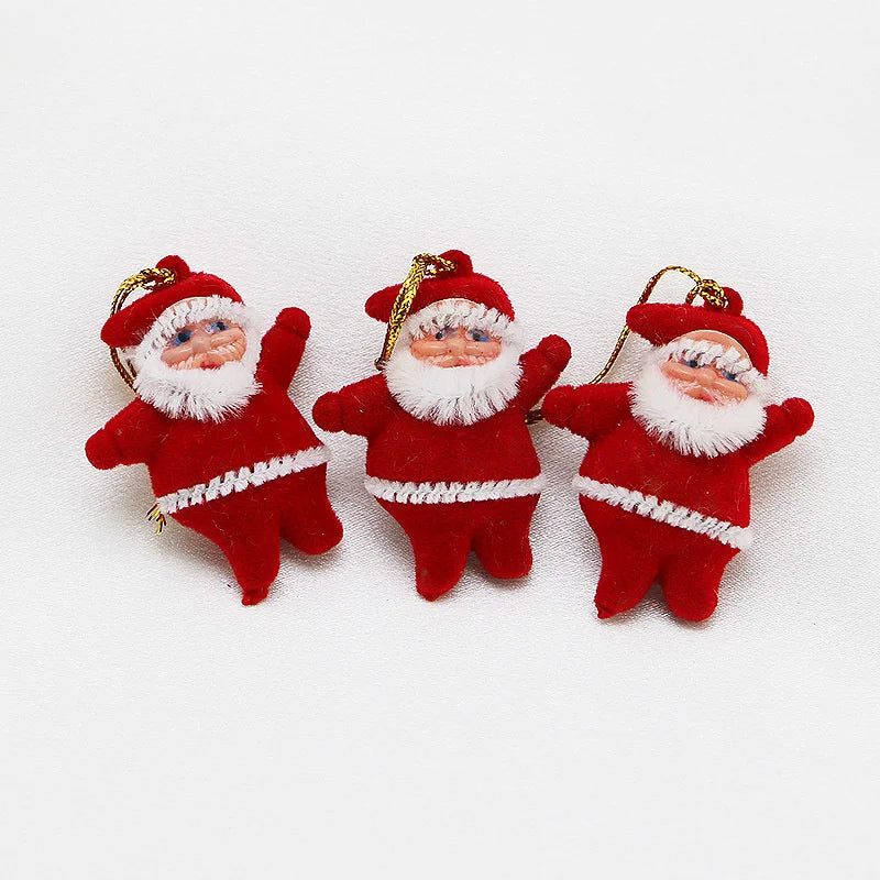 Mini Père Noël rouge de 5cm accroché à une branche de sapin