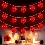 Guirlande lumineuse LED en forme de cœur rouge allumée dans un salon