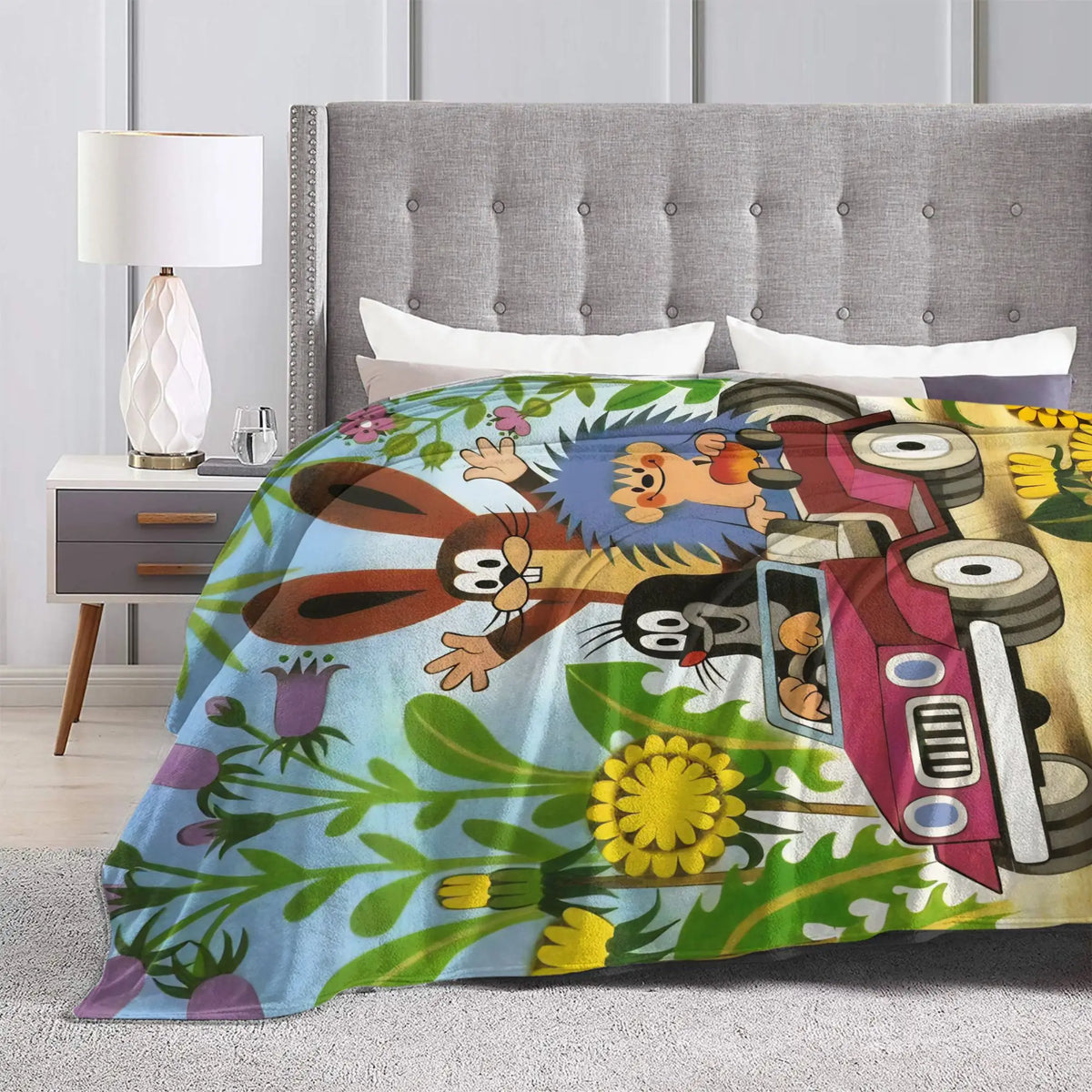 Ambiance chambre avec housse taupe et coussins blancs