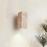 Applique murale Wabi Sabi en travertin gris avec éclairage LED allumé dans une chambre