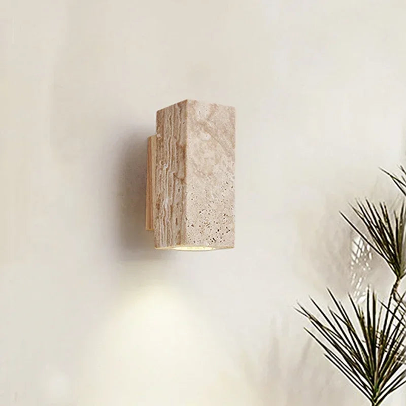 Applique murale Wabi Sabi en travertin gris avec éclairage LED allumé dans une chambre