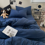 Housse de couette bleue 150x200 en coton lavé sur un lit Queen