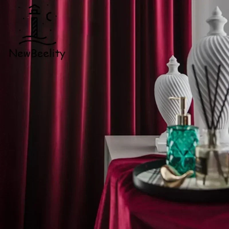 Rideau velours rouge occultant moderne dans un salon