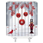 Rideau de douche rouge orné de décorations de Noël, y compris un lustre comme ornement de luminaire, créant une atmosphère festive pour les vacances de Noël.