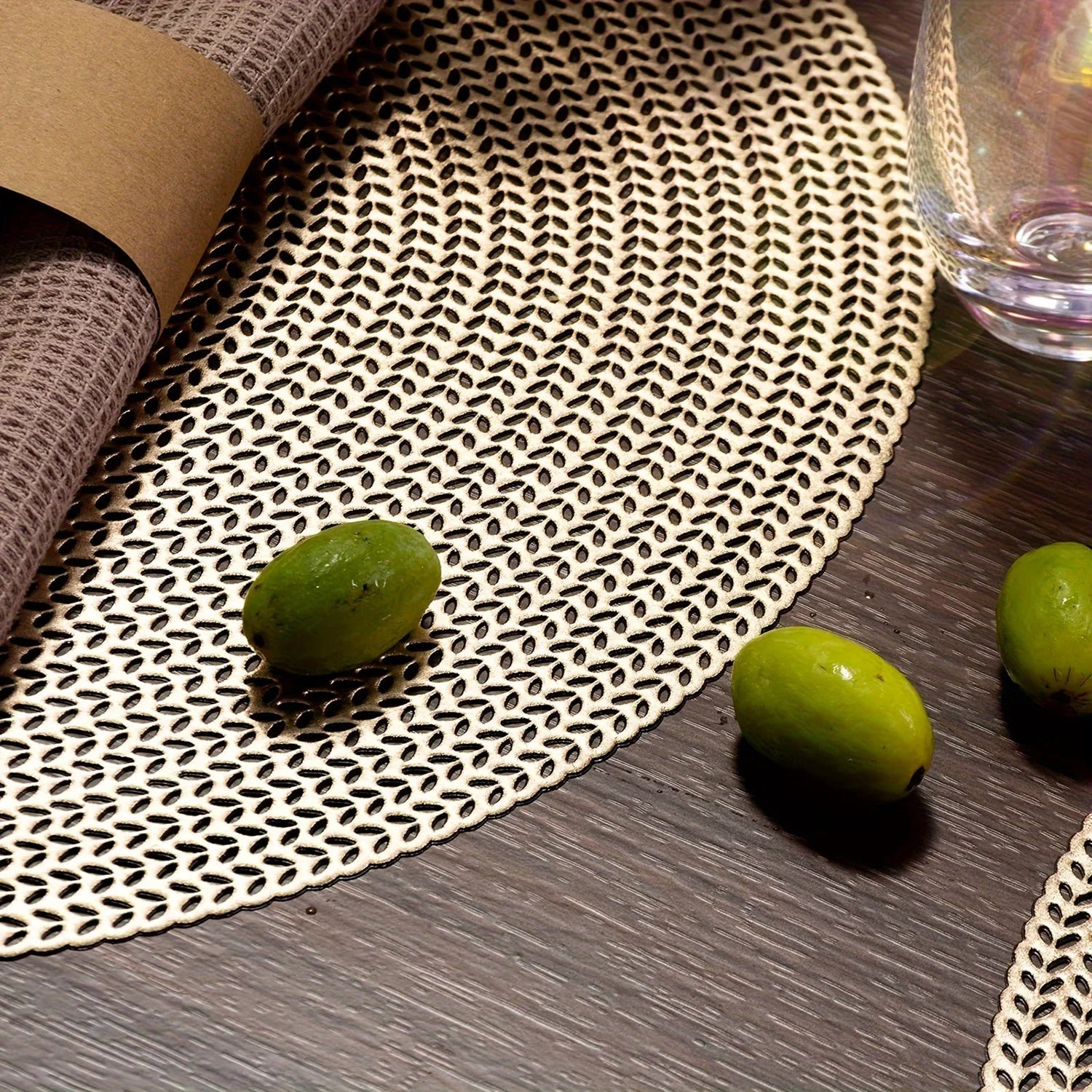 Set de table rond noir et rouge