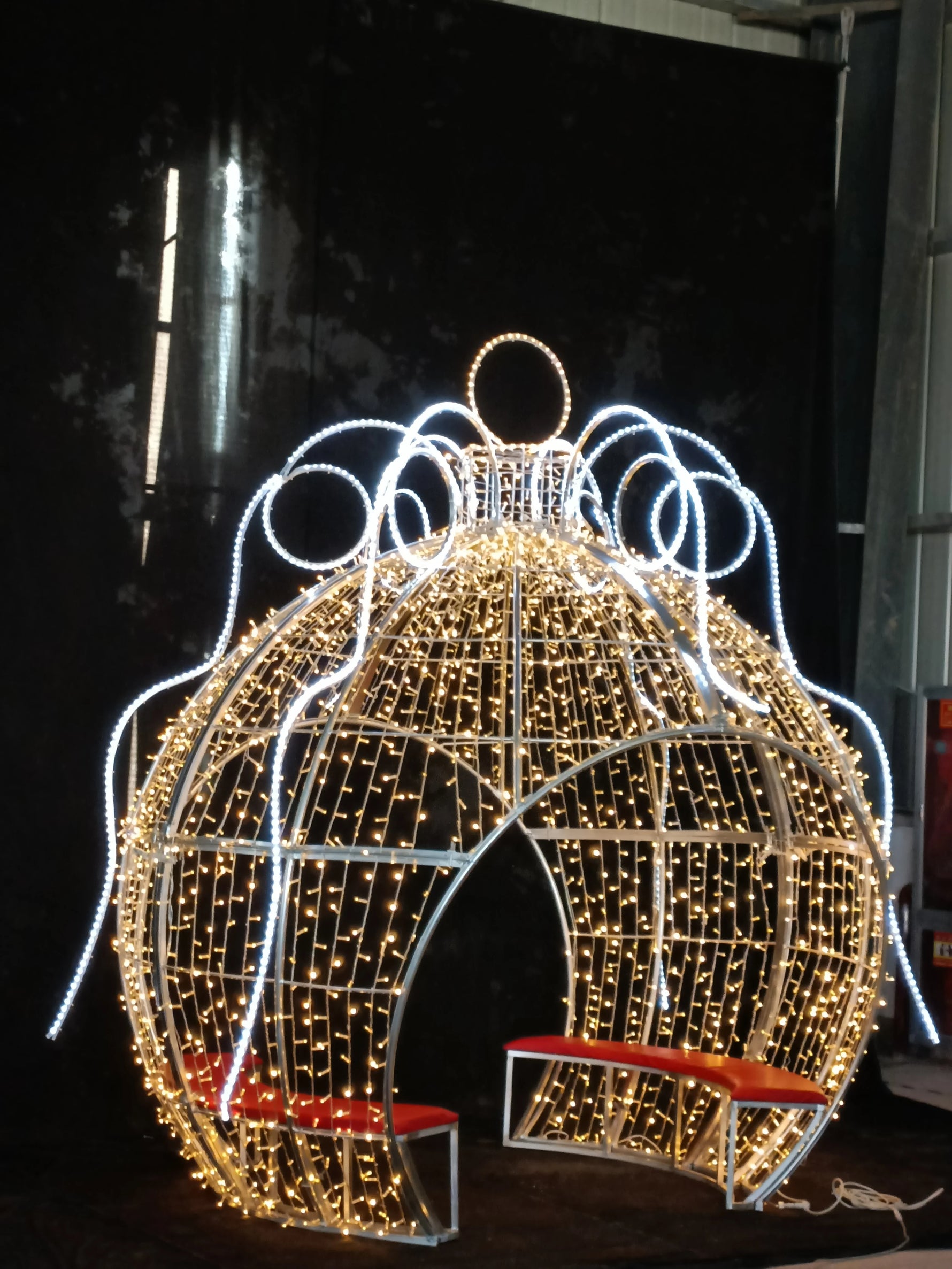 Boule lumineuse LED 3D bleue avec motifs lumineux détaillés