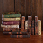 Faux livres décoration dans un café avec ambiance vintage