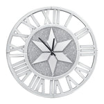 Une horloge murale ronde avec un cadran argenté décoré d'un motif en forme d'étoile et de brillants, entouré d'aiguilles en métal chromé.
