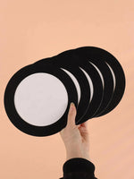 Composition de cadres ronds noirs sur mur blanc
