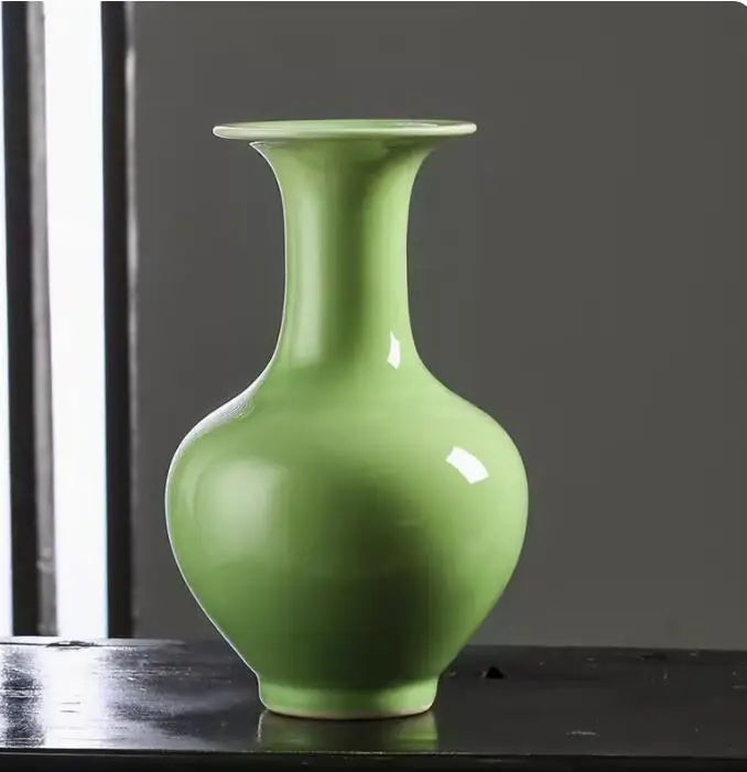 Vase décoratif élégant en céramique de couleur verte.