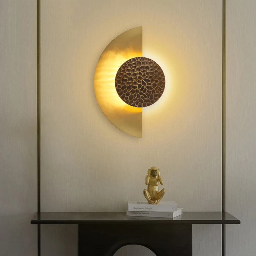 Applique murale LED demi-lune design moderne résine fer blanc