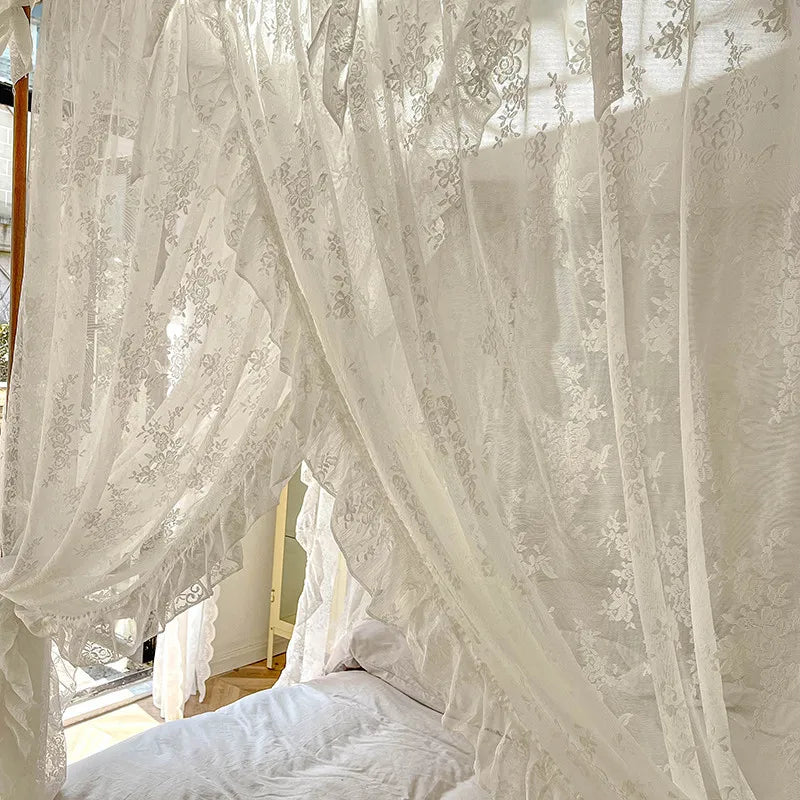 Intérieur luxueux avec des rideaux en dentelle blanche ornés de motifs floraux, créant une atmosphère élégante et romantique dans une chambre accueillante.