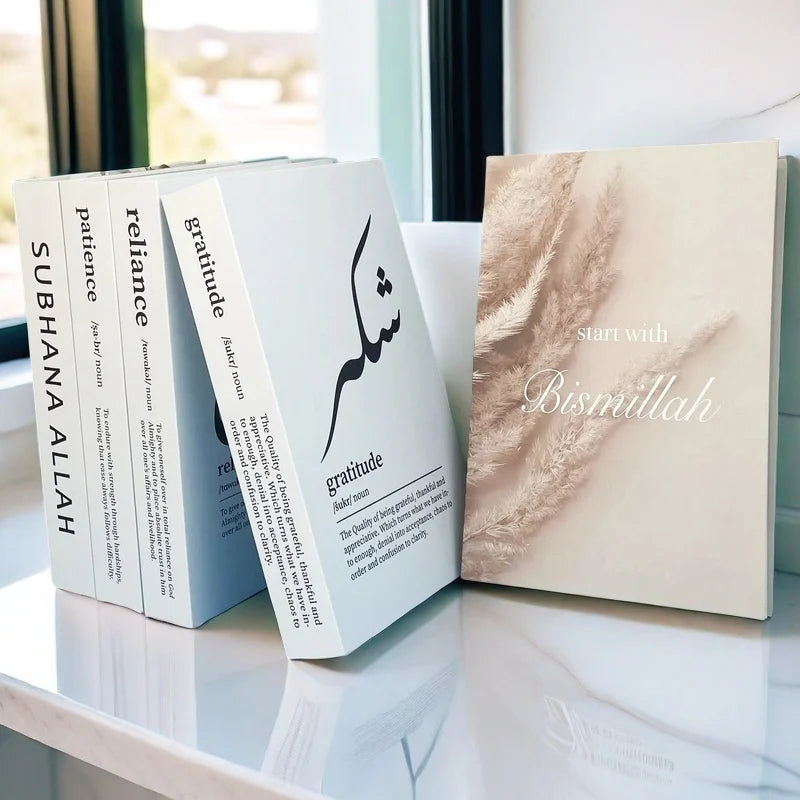 Boîte de rangement livre décoratif ouvert avec objets à l'intérieur