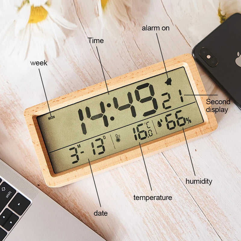 Horloge de table bois posée sur une table de nuit