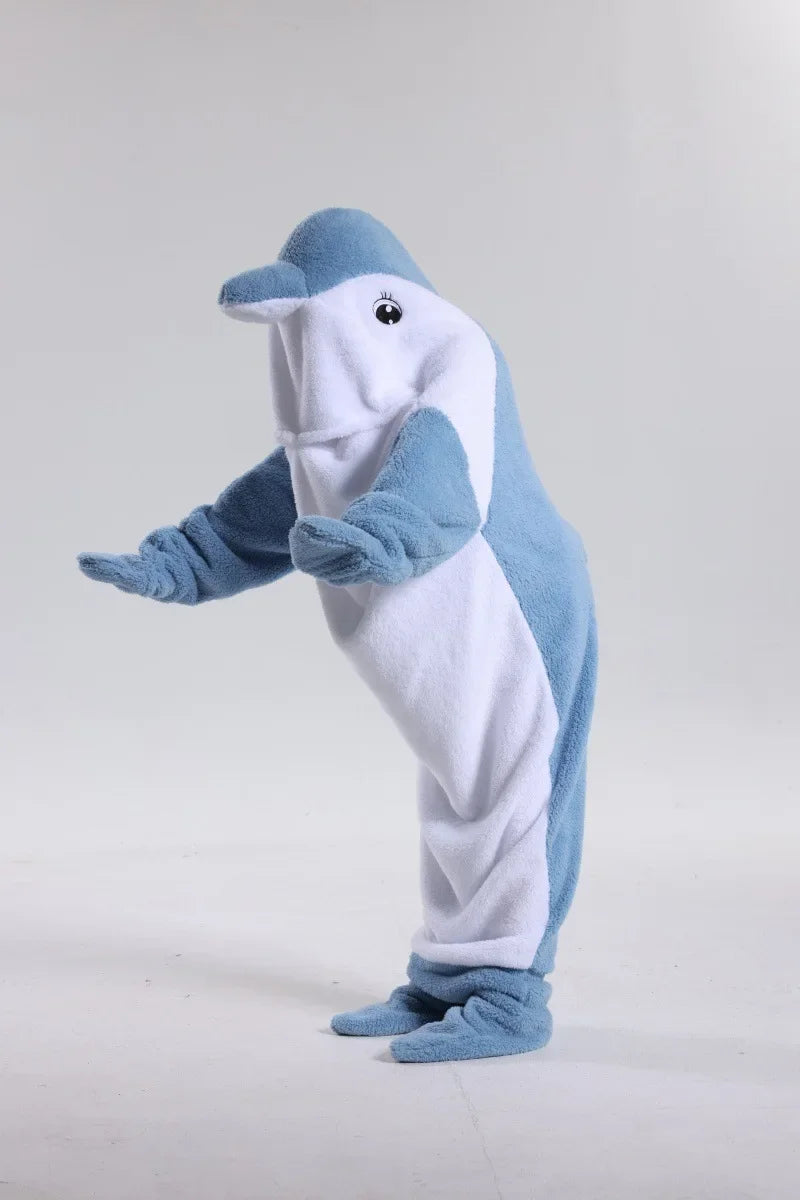 Un personnage peluche en forme de dauphin bleu et blanc, posé sur un fond blanc.