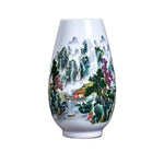 Un vase en porcelaine décoré d'un paysage de montagnes boisées, de cascades et de maisons de style traditionnel chinois.