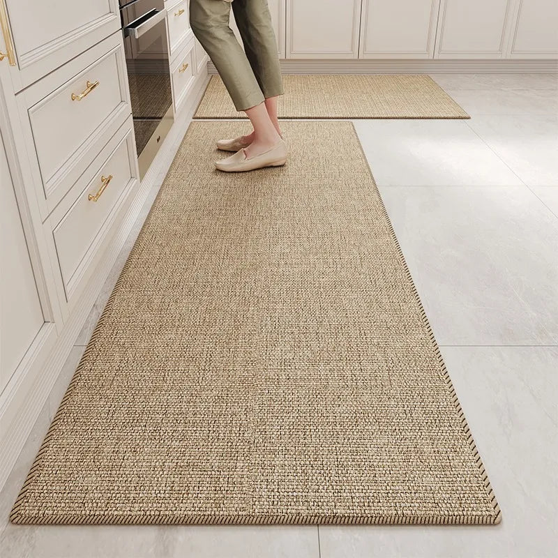 Longue et épaisse natte de sol beige qui traverse une cuisine blanche et moderne.