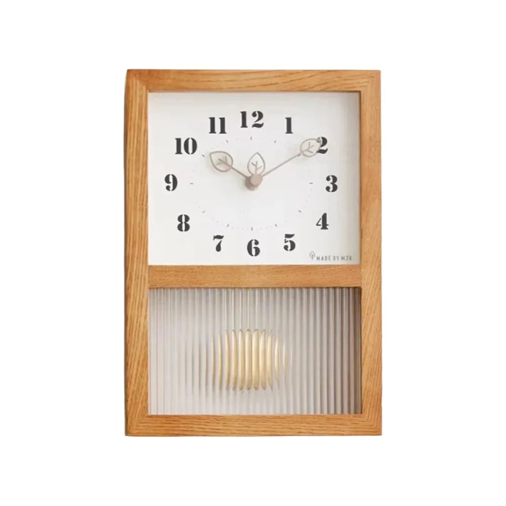 Horloge murale bois noyer suspendue dans un salon