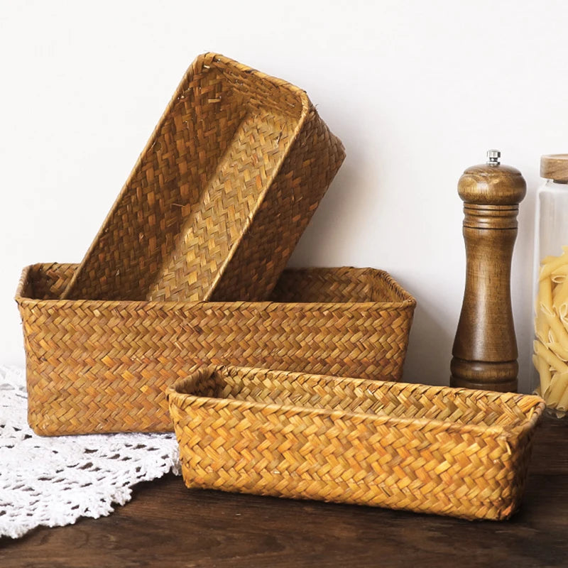 Panier de rangement en osier et jonc de mer tissé main, vue de face
