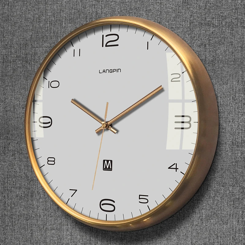 Horloge murale en bois massif accrochée dans un salon élégant