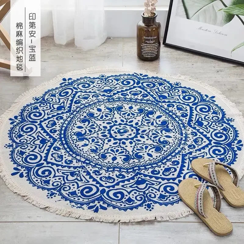 Tapis rond en coton avec motifs décoratifs bleus et blancs, créant un design artistique et élégant.