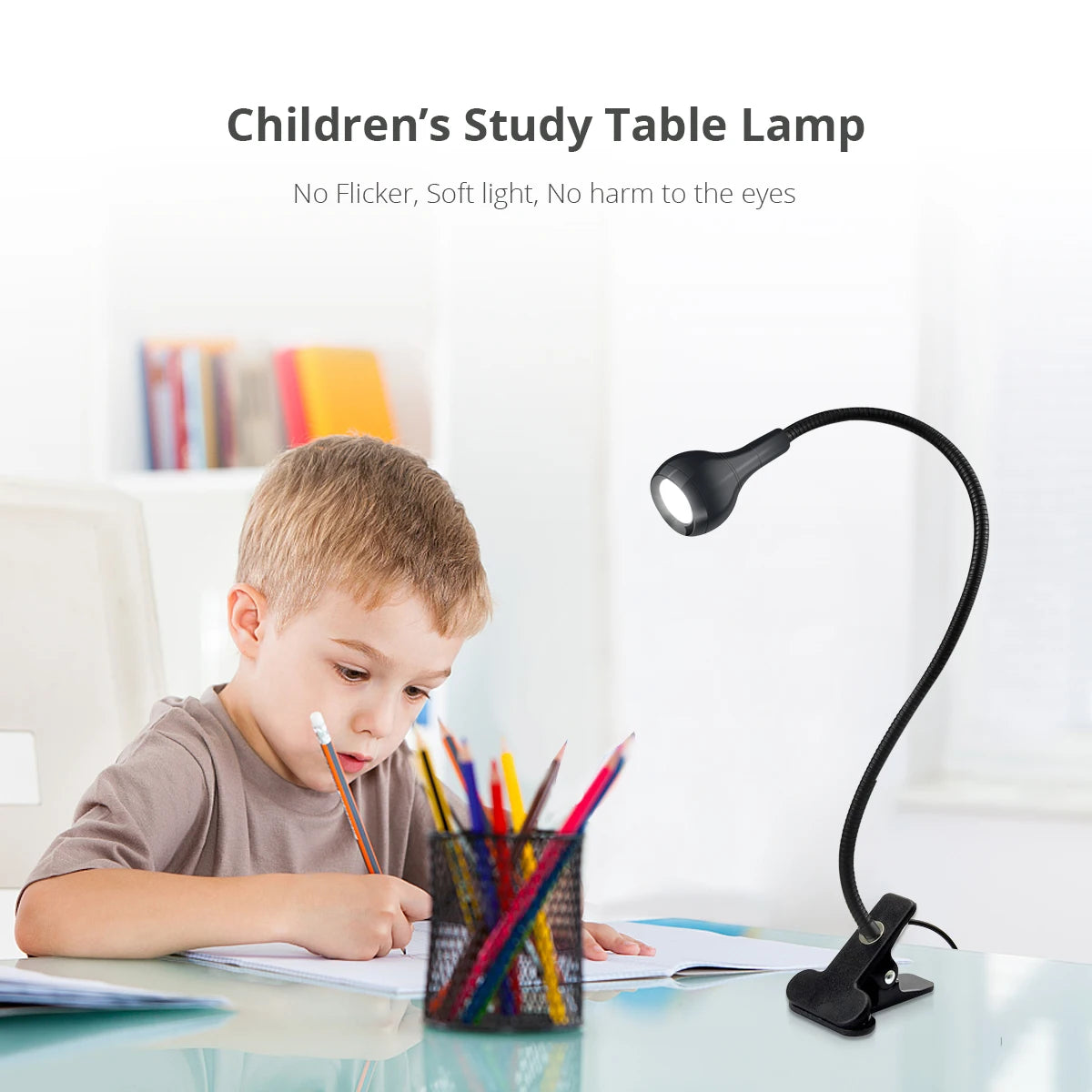 Lampe de lecture USB allumée en blanc chaud dans une chambre décorée