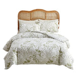 Chambre décorée avec housse de couette colorée et accessoires coordonnés