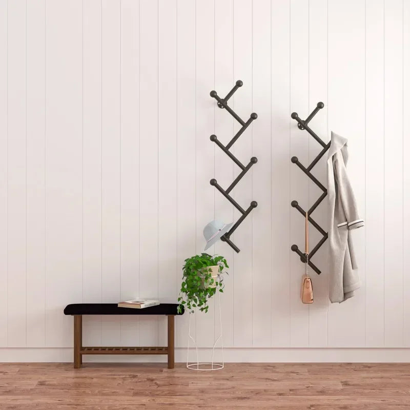 Porte-manteau mural installé dans une chambre avec décoration épurée