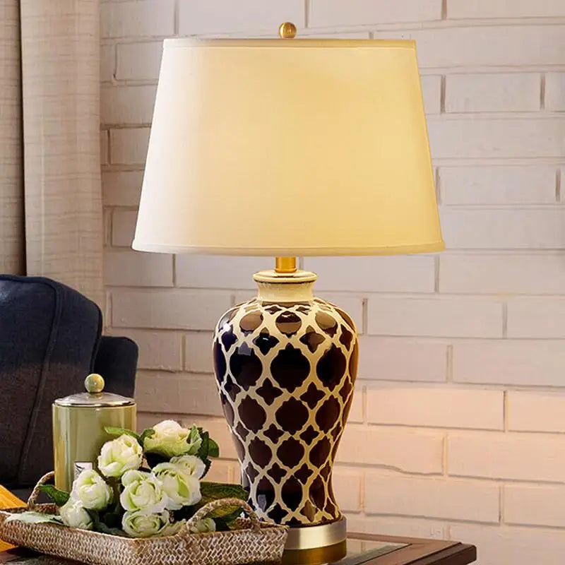 Détail de la lampe de chevet bleue avec abat-jour blanc
