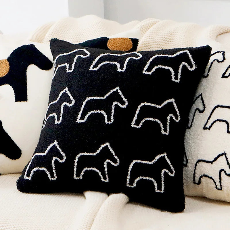 Coussin décoratif avec motif graphique en noir et blanc, créant un design moderne et élégant parfait pour agrémenter un intérieur.
