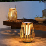 Lampe solaire extérieure en rotin LED éclairant un jardin la nuit