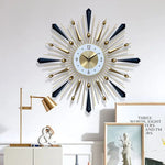 Horloge murale ronde design dans un salon moderne
