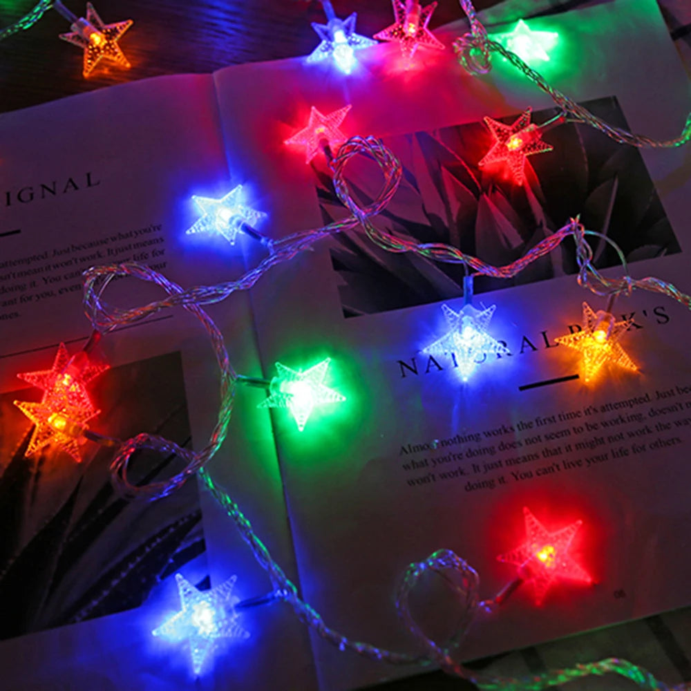 Guirlande lumineuse multicolore lors d'une fête en extérieur
