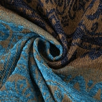 Détail de la texture chenille douce et des franges