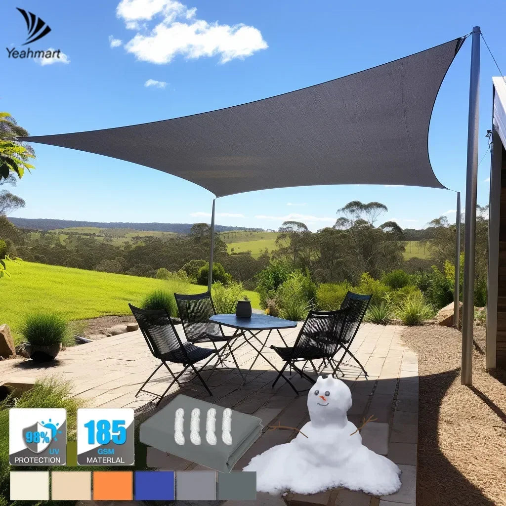 Voile d'ombrage rectangulaire gris foncé installée sur une terrasse