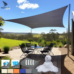 Voile d'ombrage rectangulaire gris foncé installée sur une terrasse