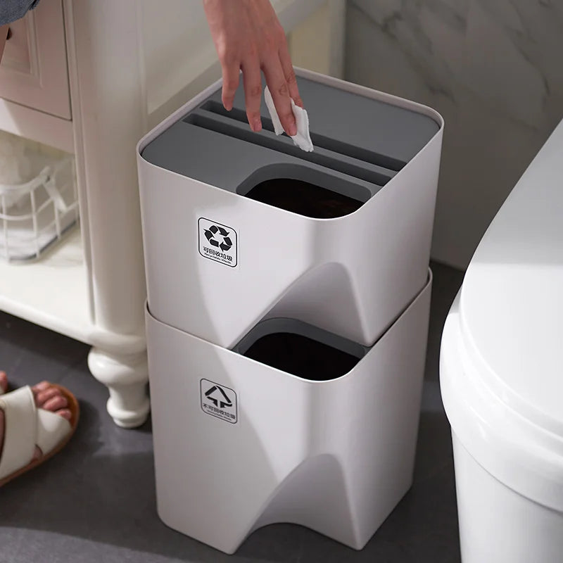 Poubelle empilable blanche avec couvercle dans salle de bain