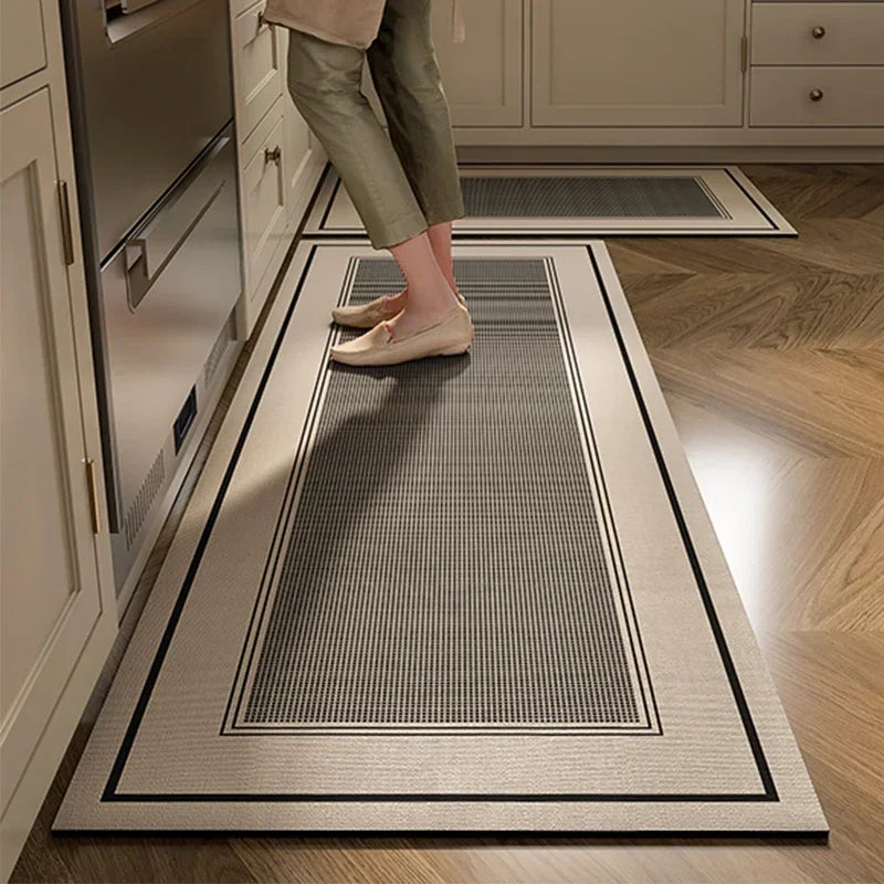 Un sol de cuisine élégant avec un motif géométrique en noir et blanc, complété par des pieds en souliers beiges.