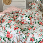 Parure complète montrant housse de couette et taies d'oreiller fleuries