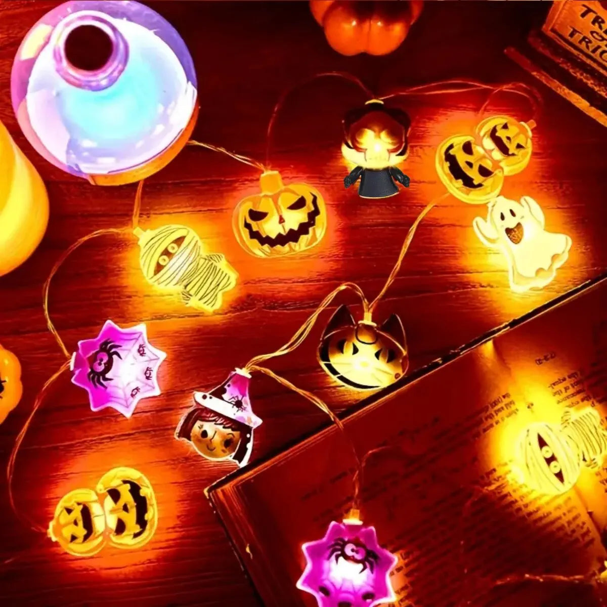 Détail des motifs fantômes et sorcières sur la guirlande lumineuse