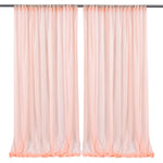 Deux panneaux de rideaux longs et légers de couleur rose pâle suspendus sur une barre horizontale.